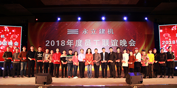 05-卓愛紅副總經(jīng)理與2018年全勤獎員工合影.jpg
