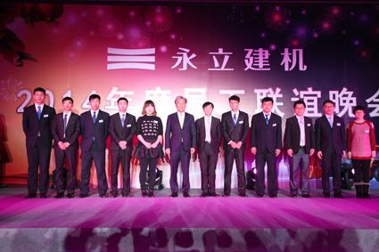 003-陳守誠(chéng)董事長(zhǎng)、王景軍副經(jīng)理與2014年通過日立服務(wù)中級(jí)資格認(rèn)證員工合影.jpg