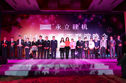 004-卓愛紅副總經(jīng)理與2014年全勤獎(jiǎng)員工合影.jpg